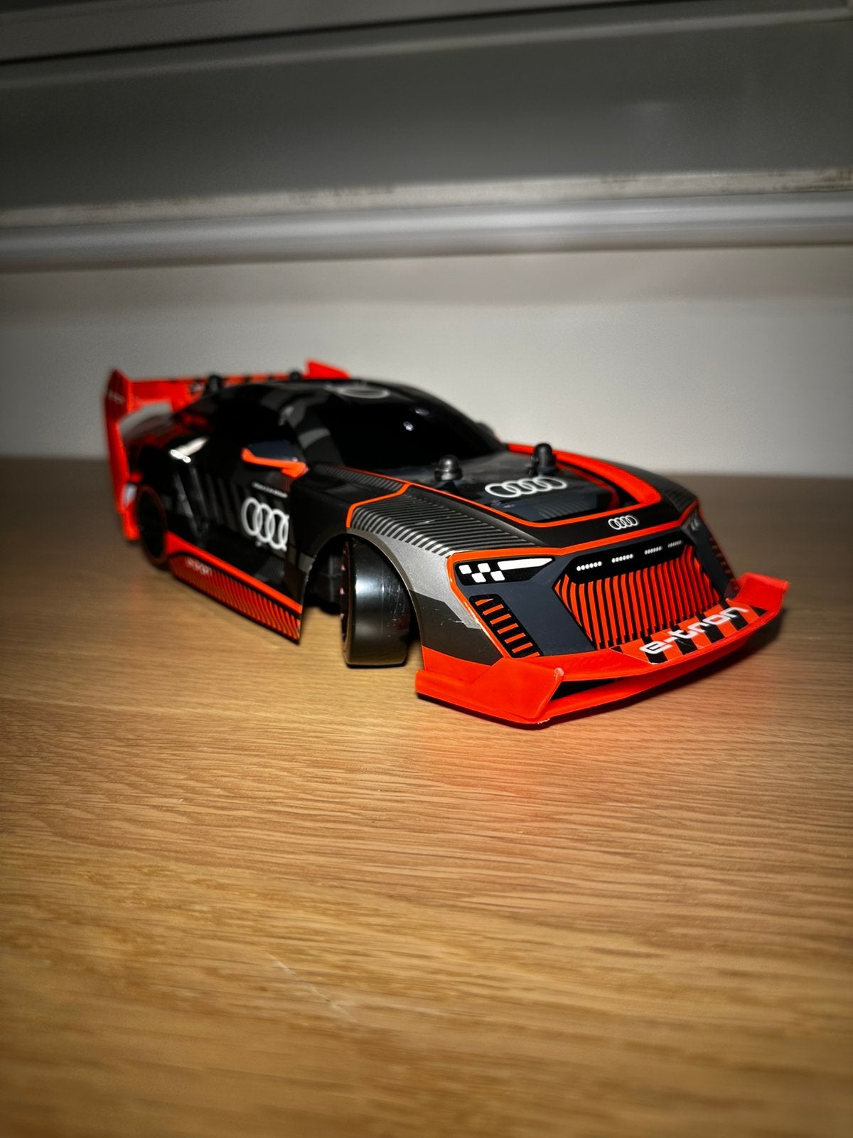 Bestuurbare auto 1:16 audi oplaadbaar, Ophalen of Verzenden, Zo goed als nieuw, Overige schalen, Auto onroad