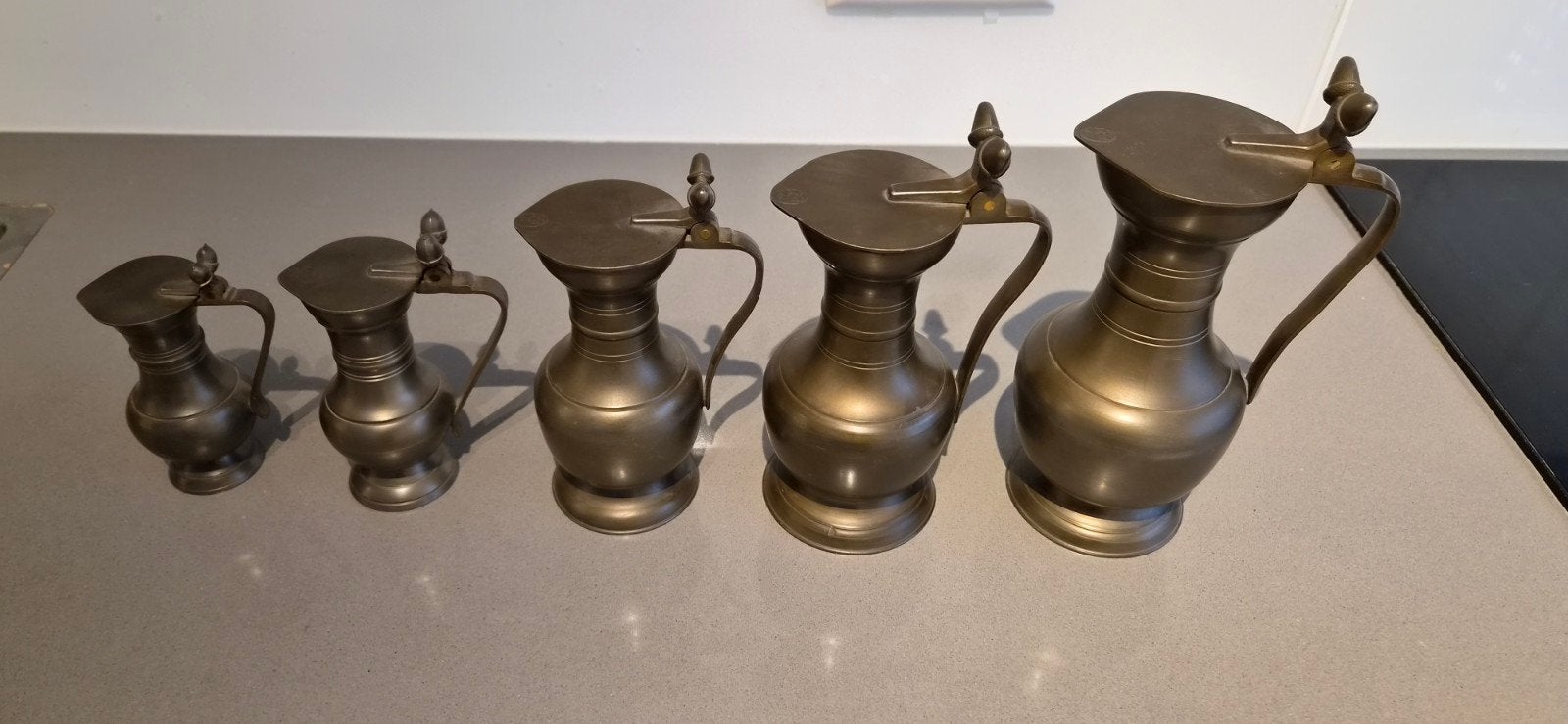 Set van 5 antieke tinnen kannen met eikelmotief, Antiek en Kunst, Ophalen of Verzenden