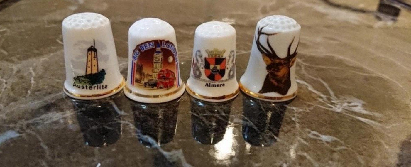 Set van 4 porseleinen vingerhoedjes - diverse motieven, Ophalen of Verzenden, Zo goed als nieuw, Porselein