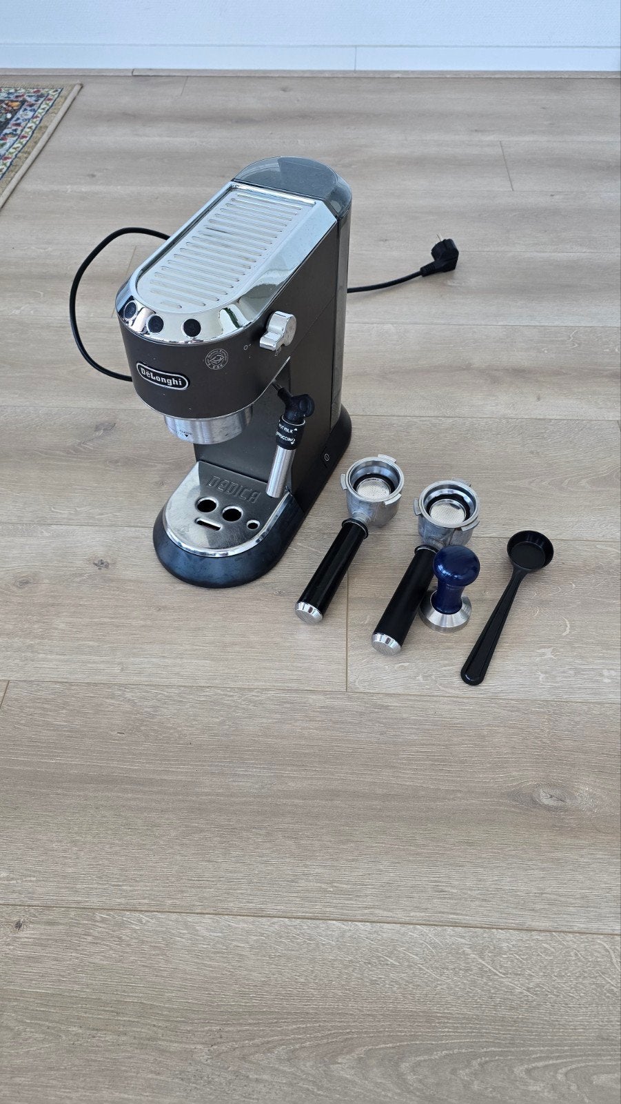 Delonghi Dedica Espresso Machine met Safecourt Grinder, Witgoed en Apparatuur, Koffiezetapparaten, Gebruikt, Espresso apparaat