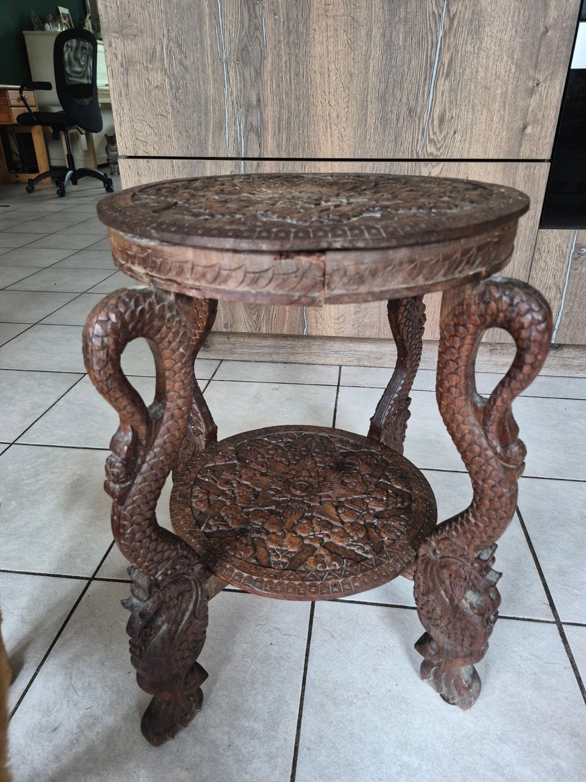Antieke Indonesische tafel met houtsnijwerk, Ophalen