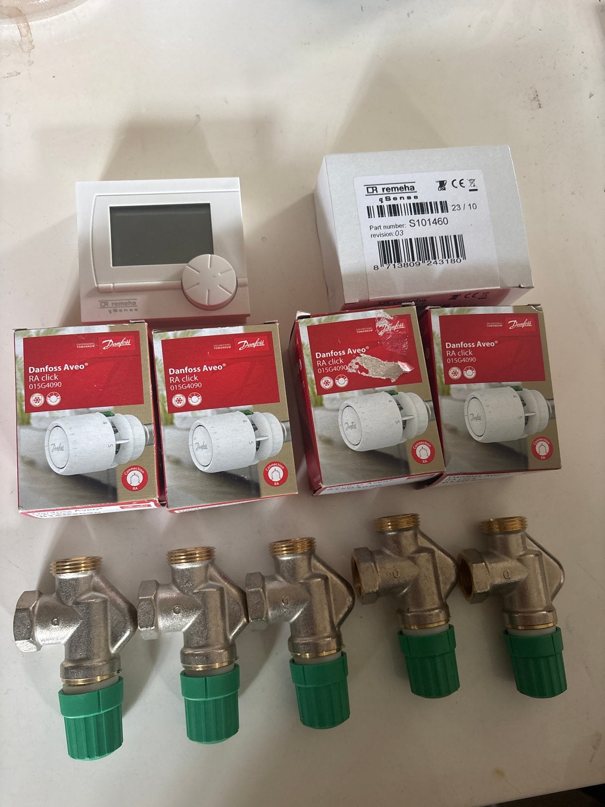 Nieuwe Radiator Kranen en Remeha Sense Thermostaten, Doe-het-zelf en Verbouw, Thermostaten, Ophalen of Verzenden, Slimme thermostaat