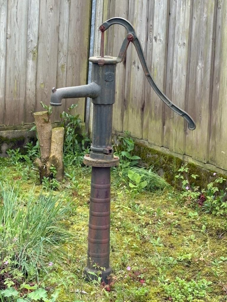 Antieke gietijzeren grondwaterpomp - Decoratief, Ophalen, Gebruikt