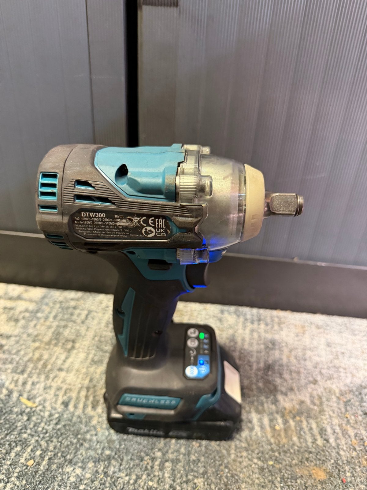 Makita DTW300 Accu Slagmoersleutel, Doe-het-zelf en Verbouw, Gereedschap | Boormachines, Ophalen of Verzenden, Zo goed als nieuw