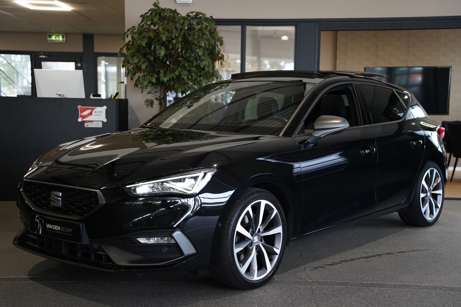 Seat Leon 1.5 eTSI FR 150PK DSG Pano Beats Led Cam Navi Virt, Auto's, Dealer onderhouden, 4 cilinders, 150 pk, Leder en Stof