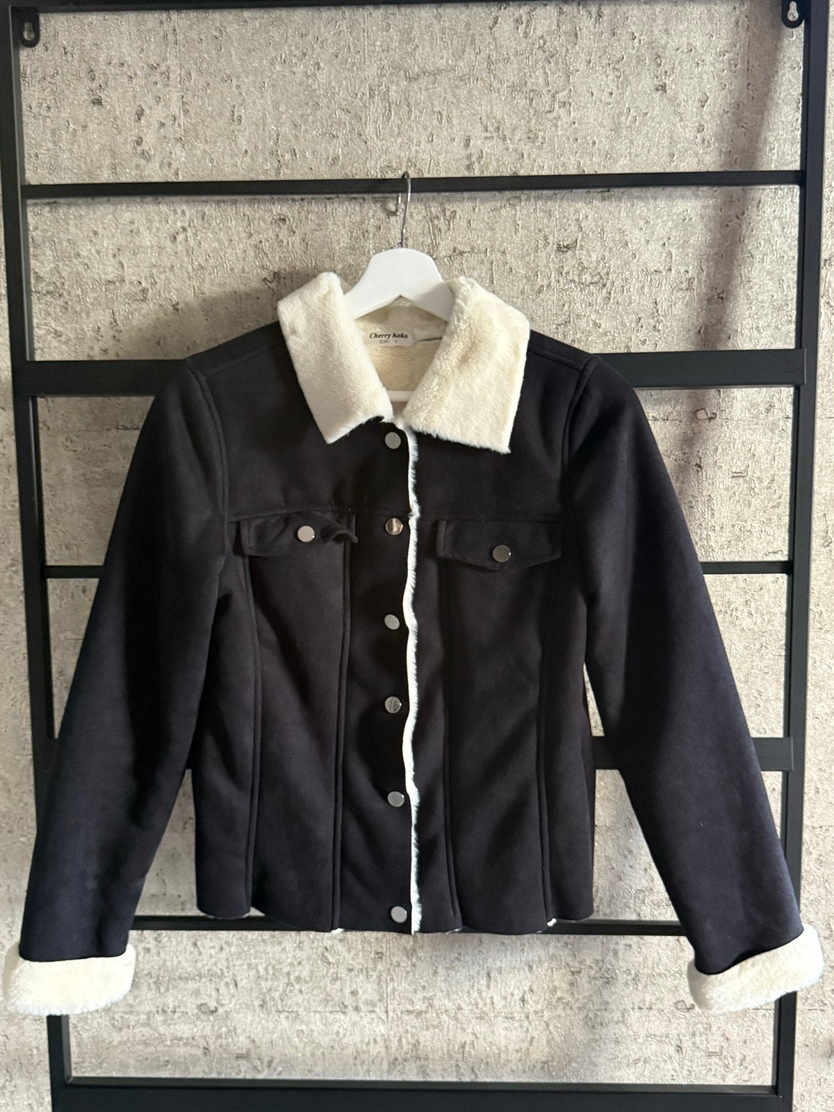 Cherry Koko Zwarte Suède Look Jas met Witte Bontkraag Maat S, Ophalen of Verzenden, Nieuw, Maat 36 (S), Zwart