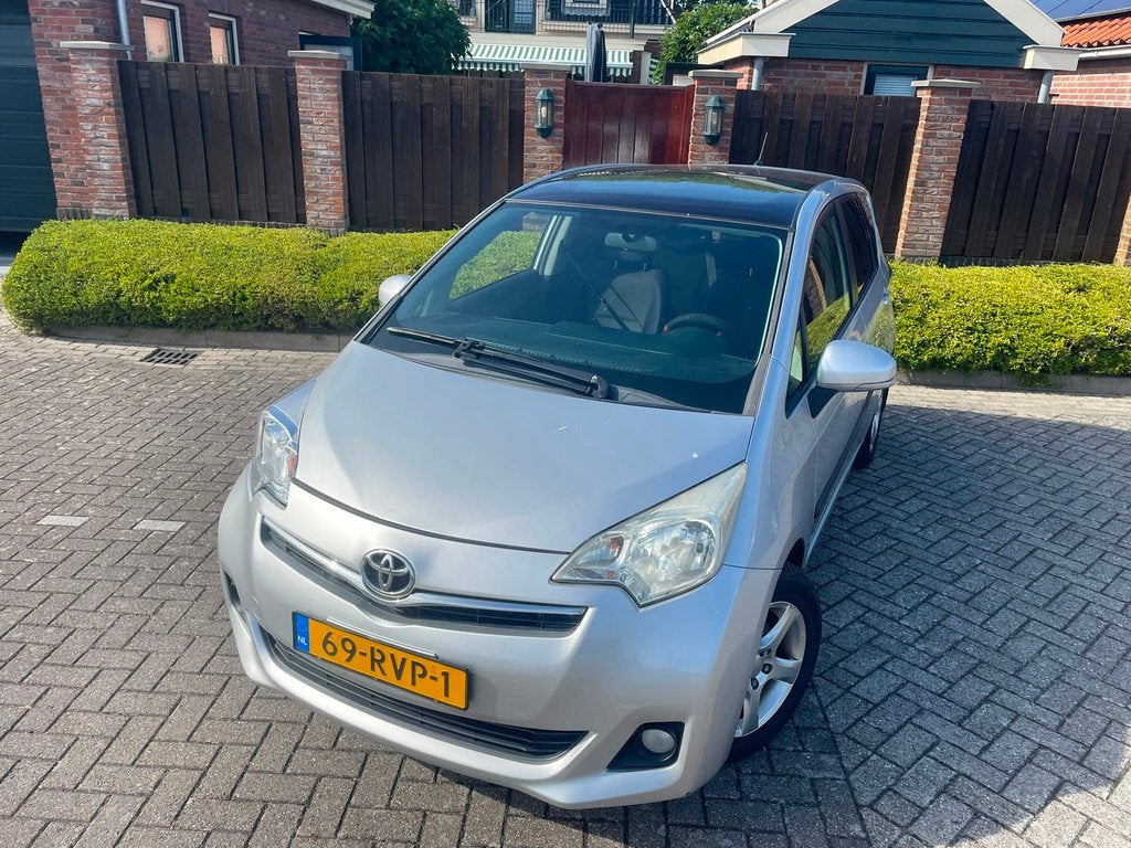 Toyota Verso-S 1.3 VVT-i Aspiration AUTOMAAT HOGE INSTAP NAV, Auto's, Toyota, Stof, Gebruikt, 4 cilinders, Bedrijf