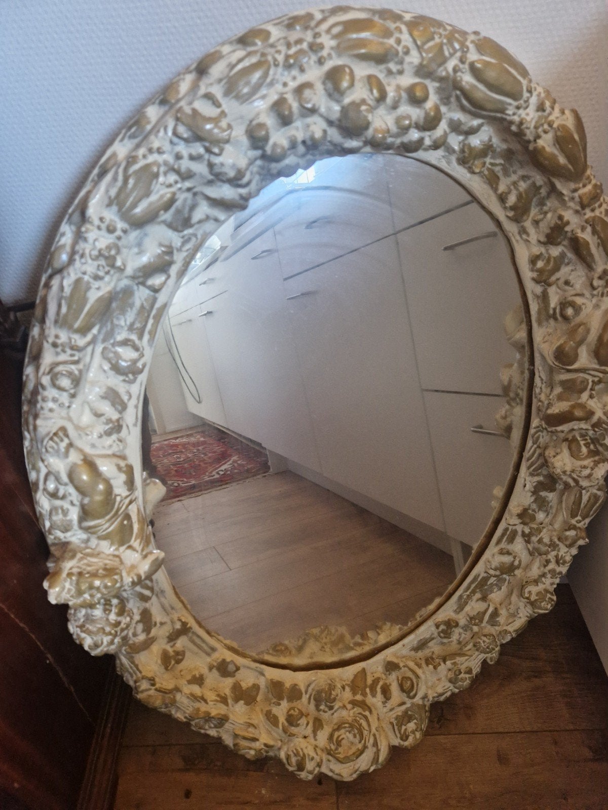 Antieke spiegel met sierlijke lijst, Antiek en Kunst, Ophalen of Verzenden, Ovaal, 50 tot 100 cm, Minder dan 100 cm