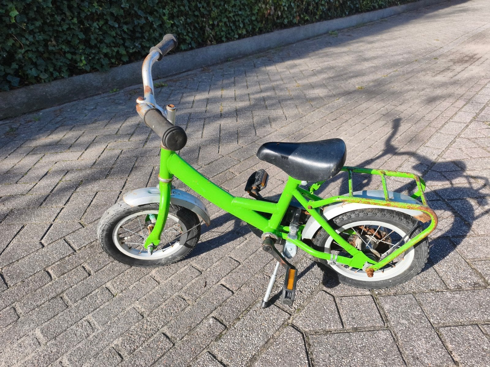 Groene kinderfiets met bagagedrager - Gebruikt, Ophalen, Gebruikt, Terugtraprem, Minder dan 16 inch