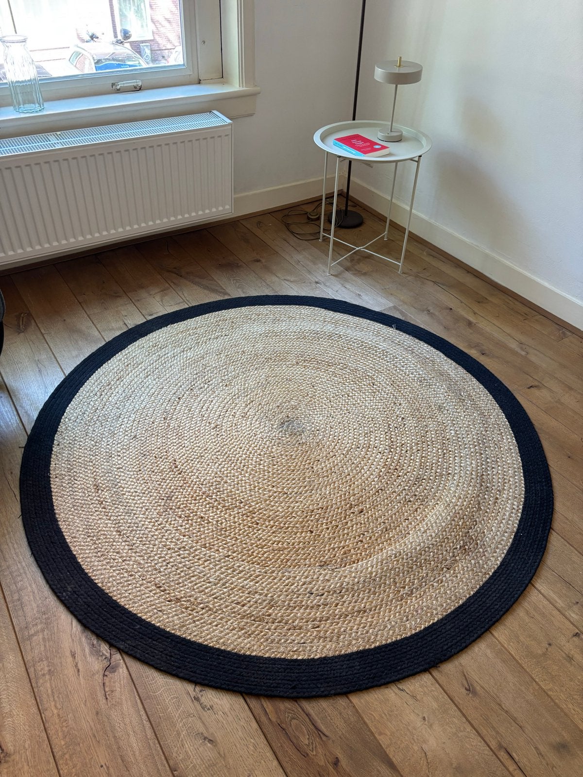 Rond jute vloerkleed met zwarte rand, Huis en Inrichting, Stoffering | Tapijten en Kleden, 100 tot 150 cm, Zwart, Rond, Ophalen of Verzenden