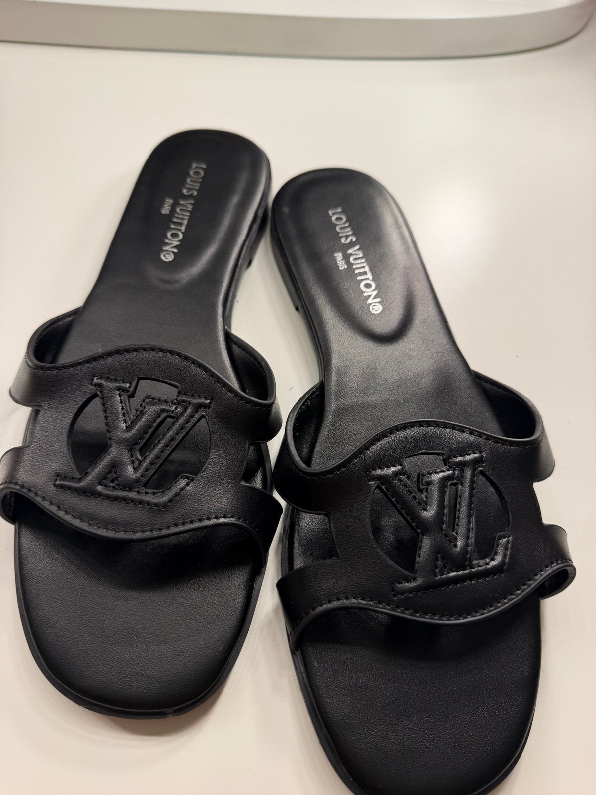 Louis Vuitton slippers - Zwart - Maat 41, Kleding | Dames, Slippers, Zwart, Nieuw, Ophalen of Verzenden
