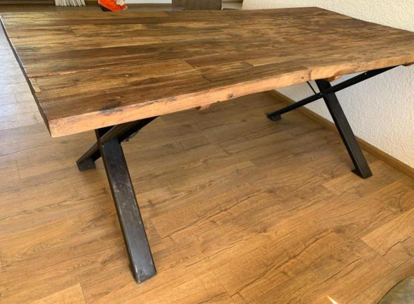Robuuste massief houten eettafel met metalen onderstel, Huis en Inrichting, Tafels | Eettafels, Ophalen, Gebruikt, 50 tot 100 cm