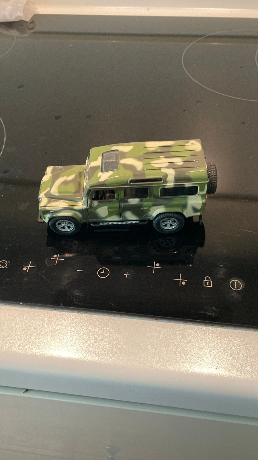 Land rover defender, Hobby en Vrije tijd, Modelauto's | 1:87, Ophalen of Verzenden, Zo goed als nieuw, Auto, Overige merken