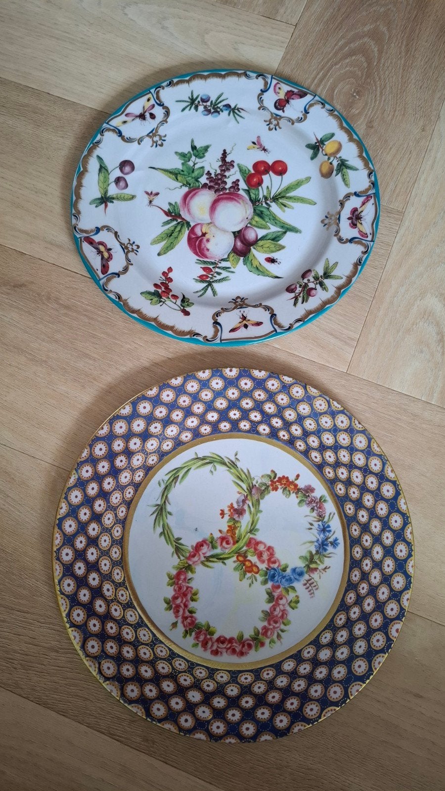 Twee decoratieve tinnen bordjes - Wallace Collection & MMA, Antiek en Kunst, Antiek | Porselein, Ophalen of Verzenden
