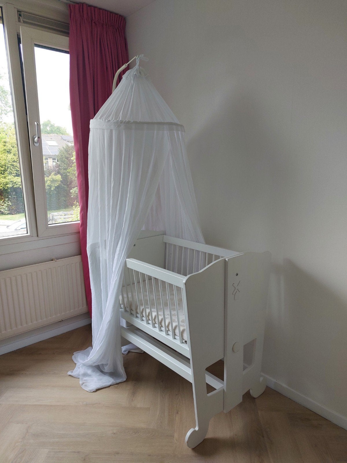Wieg met hemel, standaard, matras en aerosleep, zgan, Kinderen en Baby's, Kinderkamer | Complete kinderkamers, Ophalen, Zo goed als nieuw