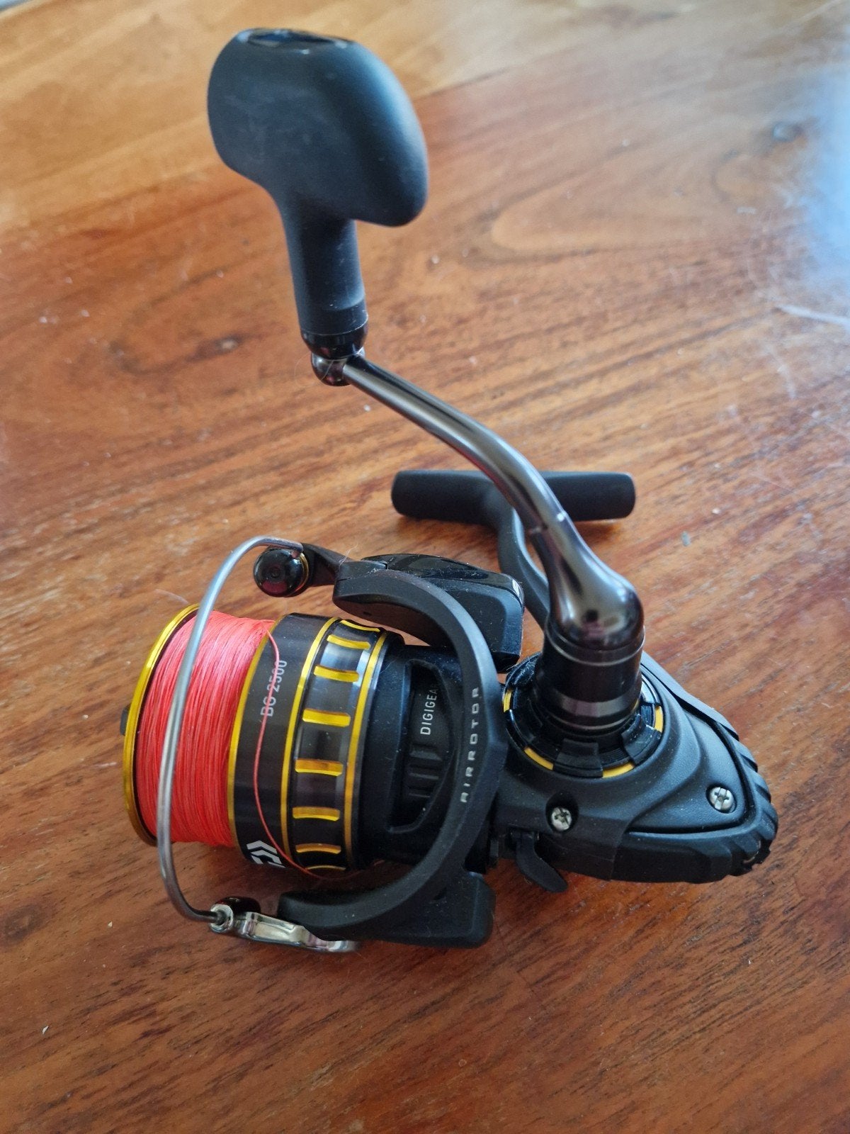 Daiwa BG2500 molen inclusief Spiderwire 15/00 braid., Watersport en Boten, Hengelsport | Algemeen, Ophalen of Verzenden, Zo goed als nieuw