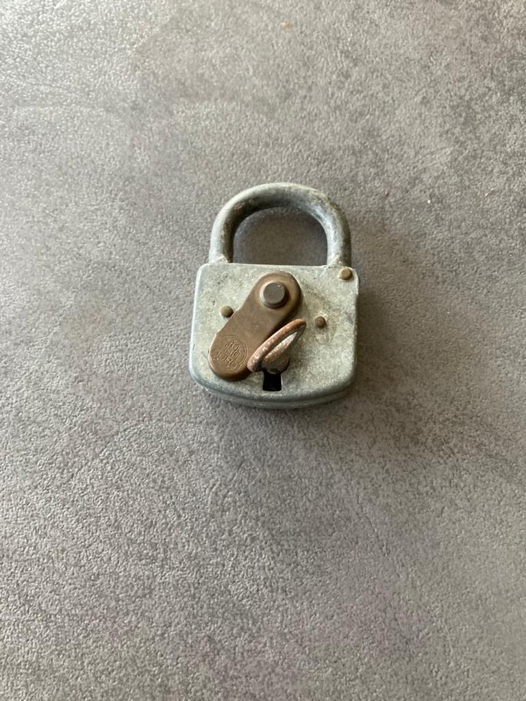 Antiek hangslot., Ophalen
