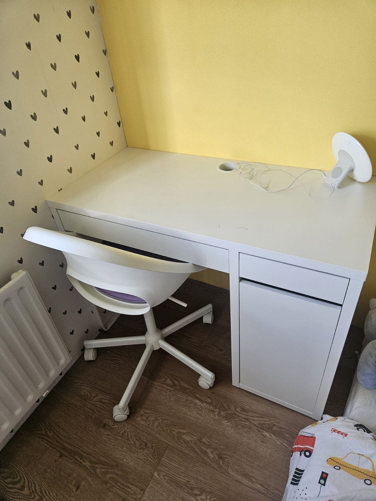 Ikea bureau met stoel, Huis en Inrichting, Bureaus, Kinderbureau, Ophalen of Verzenden, Zo goed als nieuw, IKEA