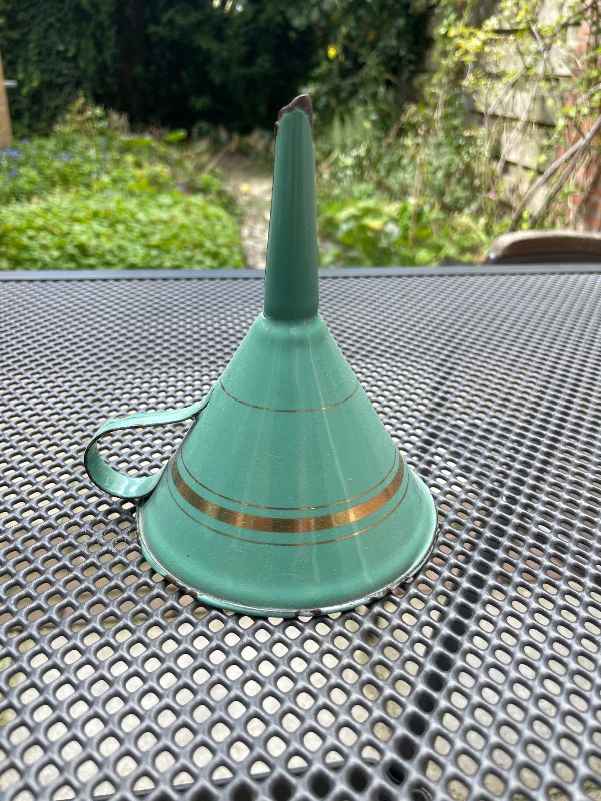 Vintage geëmailleerde trechter - groen met gouden strepen, Antiek en Kunst, Ophalen of Verzenden
