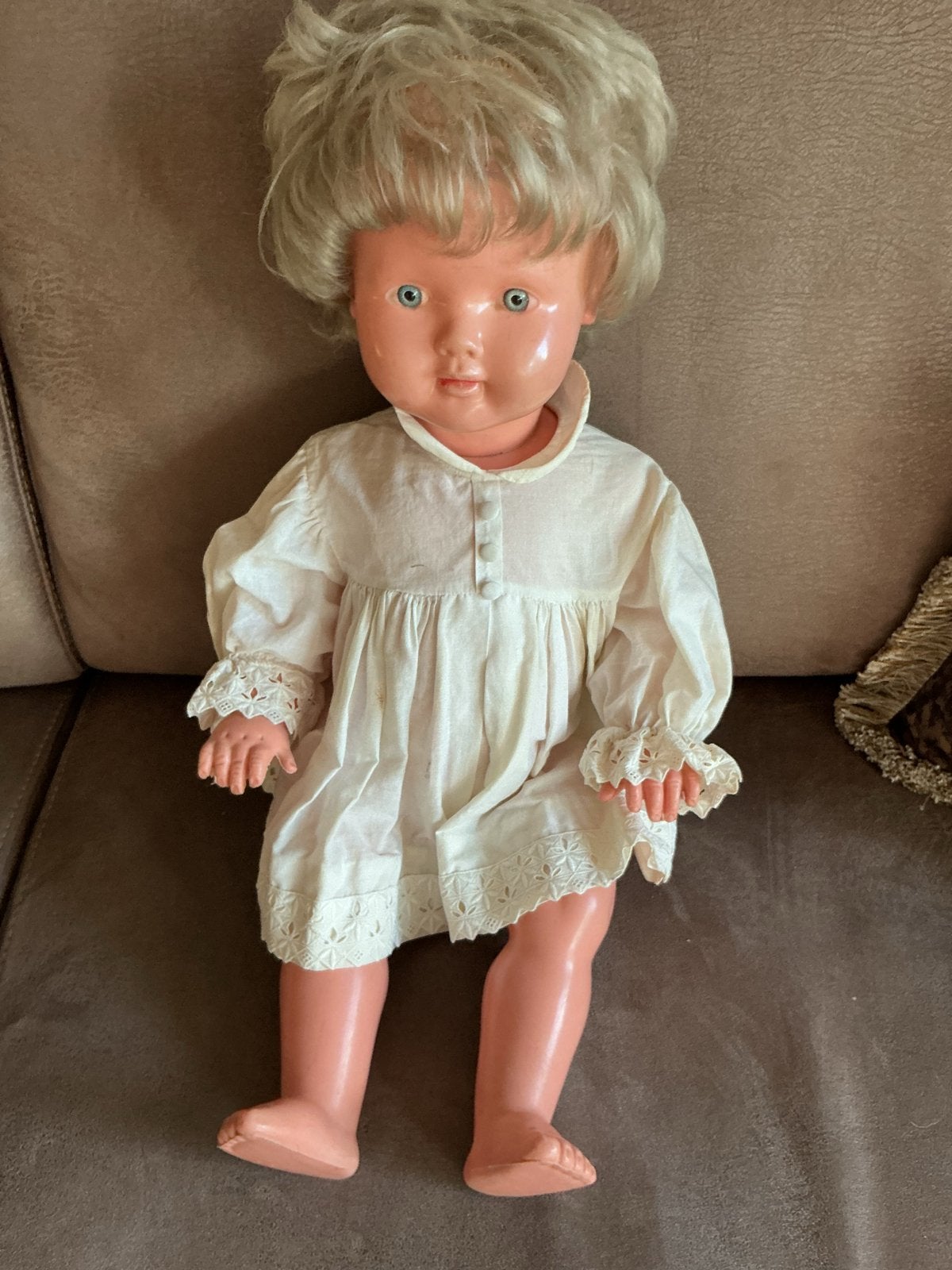 Vintage Babypop met blond haar en kanten jurk, Ophalen of Verzenden, Gebruikt, Babypop