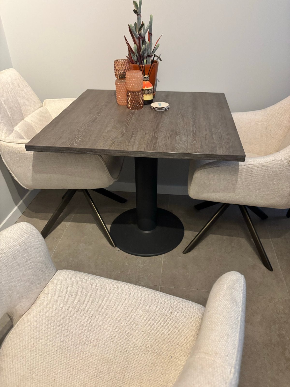 Moderne vierkante eettafel met donker houten blad, Vierkant, Zo goed als nieuw, Vier personen, Overige houtsoorten