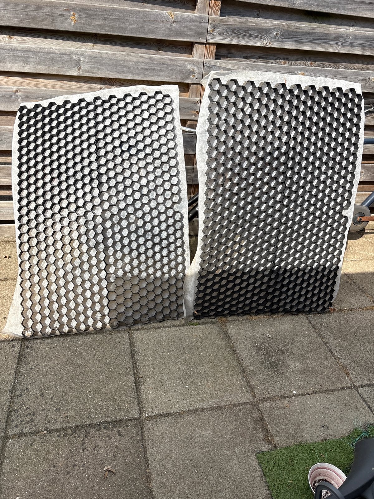 Grind platen 2x + restant, Tuin en Terras, Ophalen, Gebruikt, Minder dan 10 m², Gras