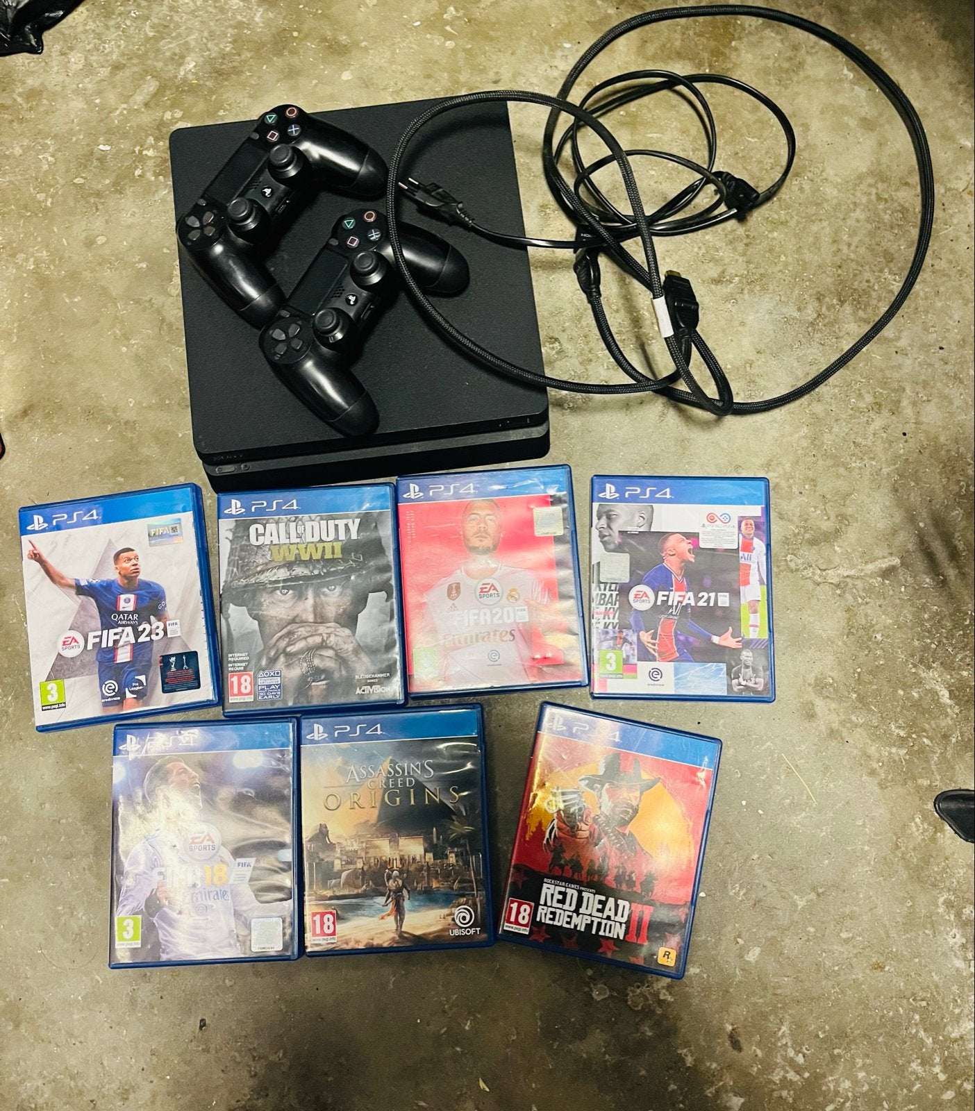PlayStation 4 met 7 spellen, 2 controllers en HDMI kabel, Gebruikt, Vanaf 18 jaar, Overige genres, 2 spelers