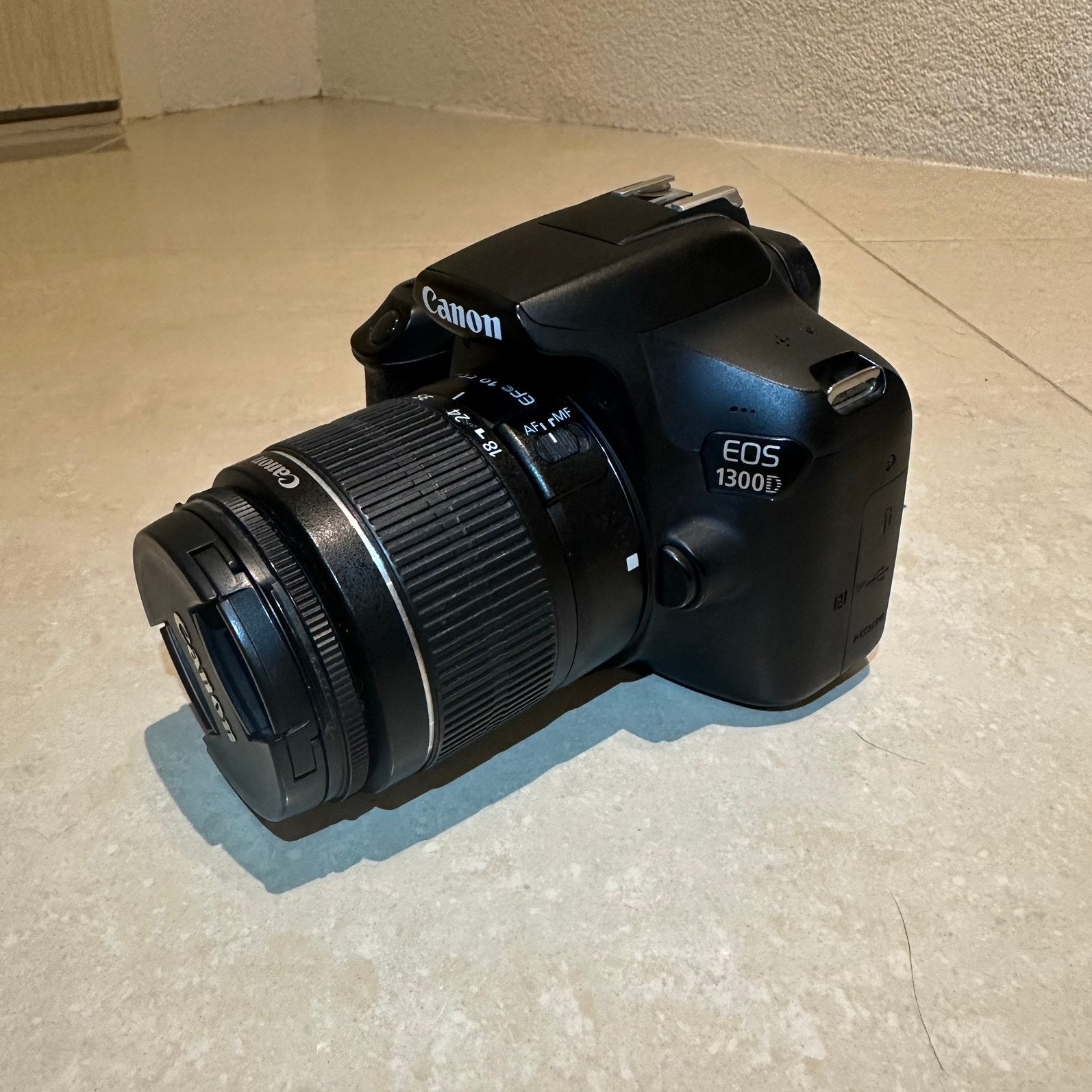 Canon EOS 1300D spiegelreflexcamera met 18-55mm lens + lader, Audio, Tv en Foto, Fotografie | Lenzen en Objectieven, Ophalen, Gebruikt