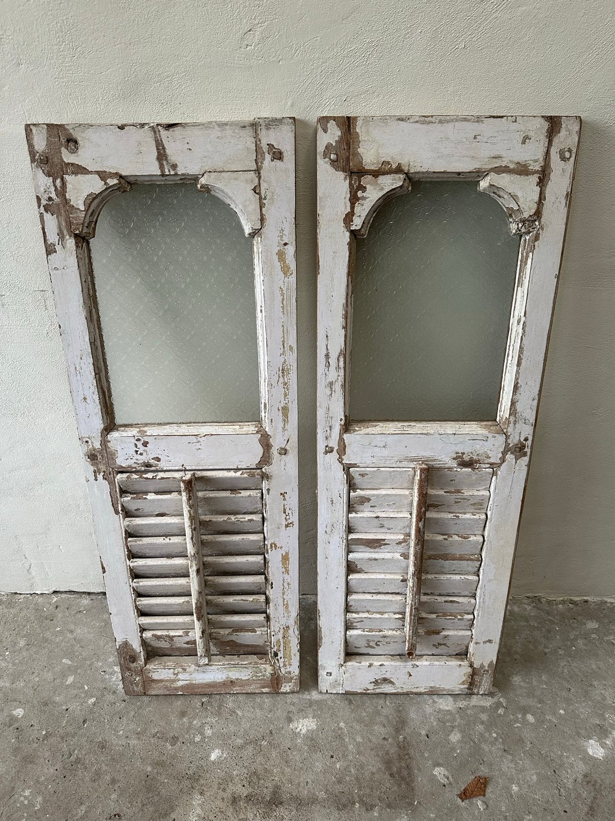 Set van 2 antieke brocante houten luiken met glas en louvre, Ophalen