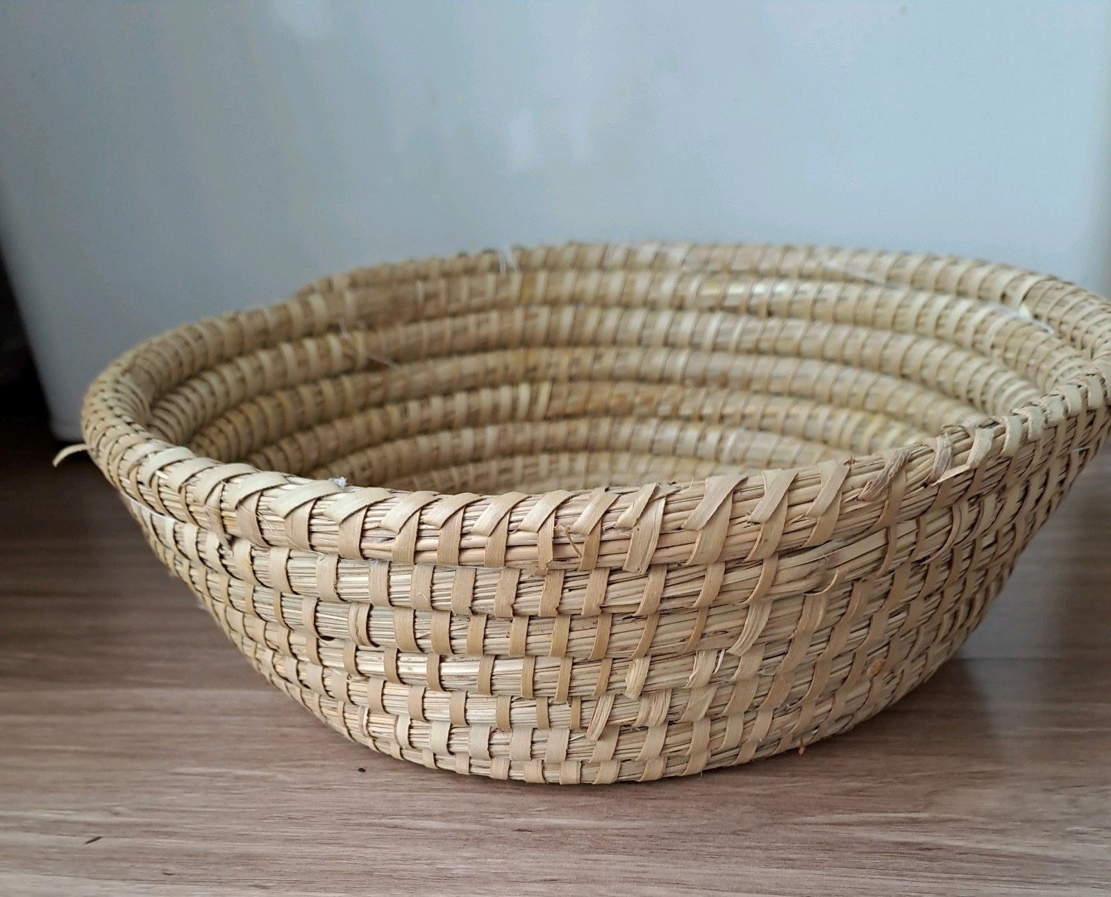 Decoratieve rieten schaal/mand - Handgemaakt, Huis en Inrichting, Woonaccessoires | Schalen en Manden, Zo goed als nieuw, Mand