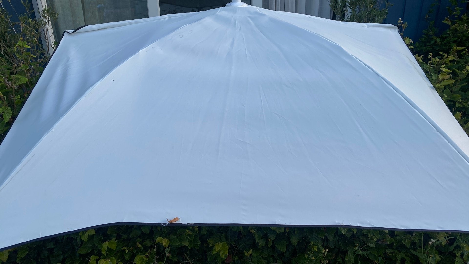 Balkon parasol, wit, zgan, met opberghoes, Tuin en Terras, Ophalen, Zo goed als nieuw, Minder dan 5 meter