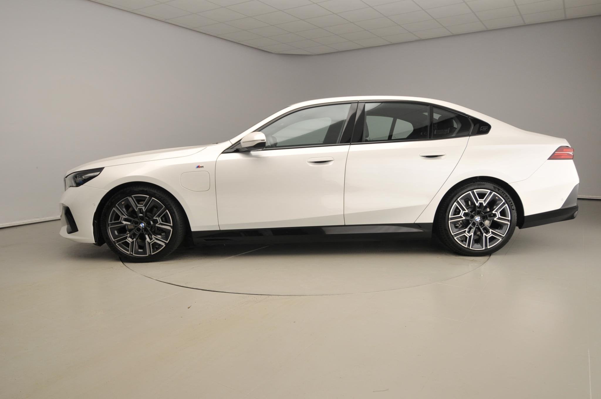 BMW 5 Serie Sedan 530e | M-Sportpakket | LED | Navigatie | S, Automaat, 4 cilinders, Met garantie (alle), 167 km/l