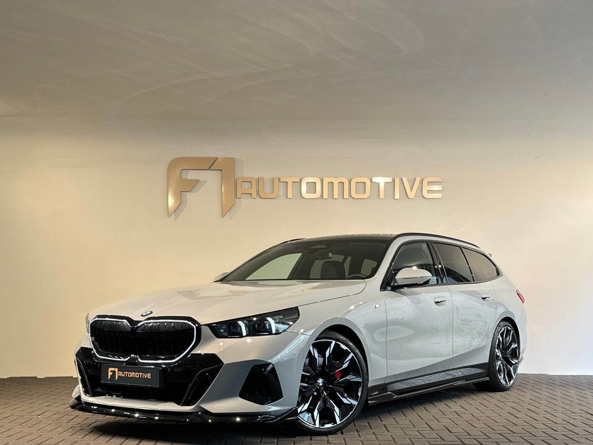 BMW 5-serie Touring 520i M Pano|H/K|BlindSpot|Maxton|Trekhaa, Automaat, Achterwielaandrijving, Gebruikt, Euro 6