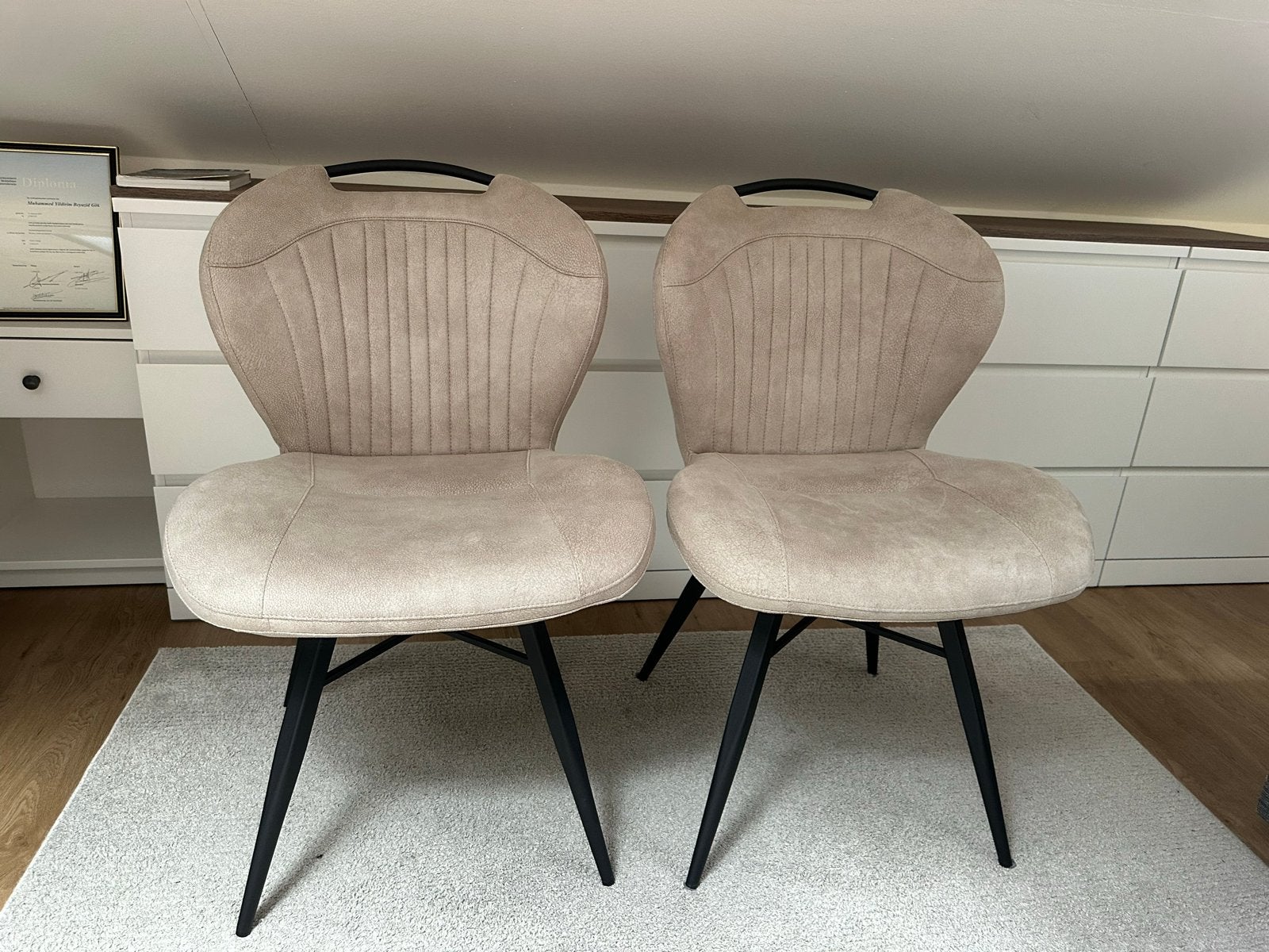 2x Eetkamerstoelen - Beige met Zwart Metalen Poten, Huis en Inrichting, Stoelen, Zo goed als nieuw, Twee, Stof, Overige kleuren