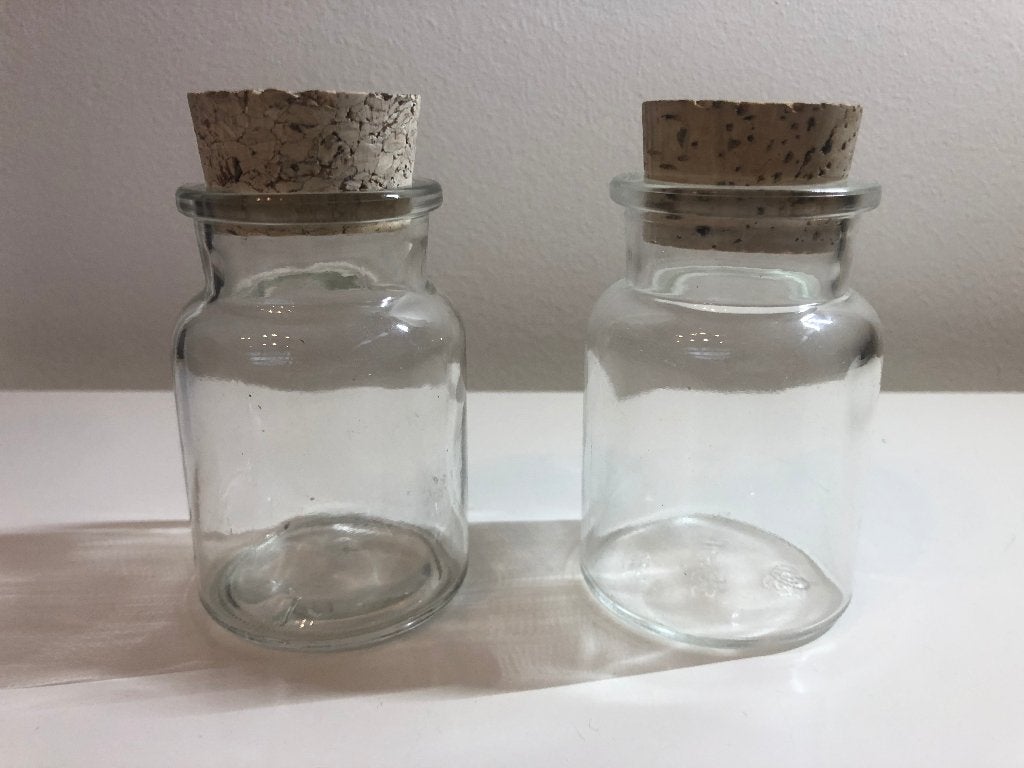 A875 Twee leuke glazen potjes met kurken deksel, Voorraadpot, Ophalen of Verzenden, Gebruikt, Glas