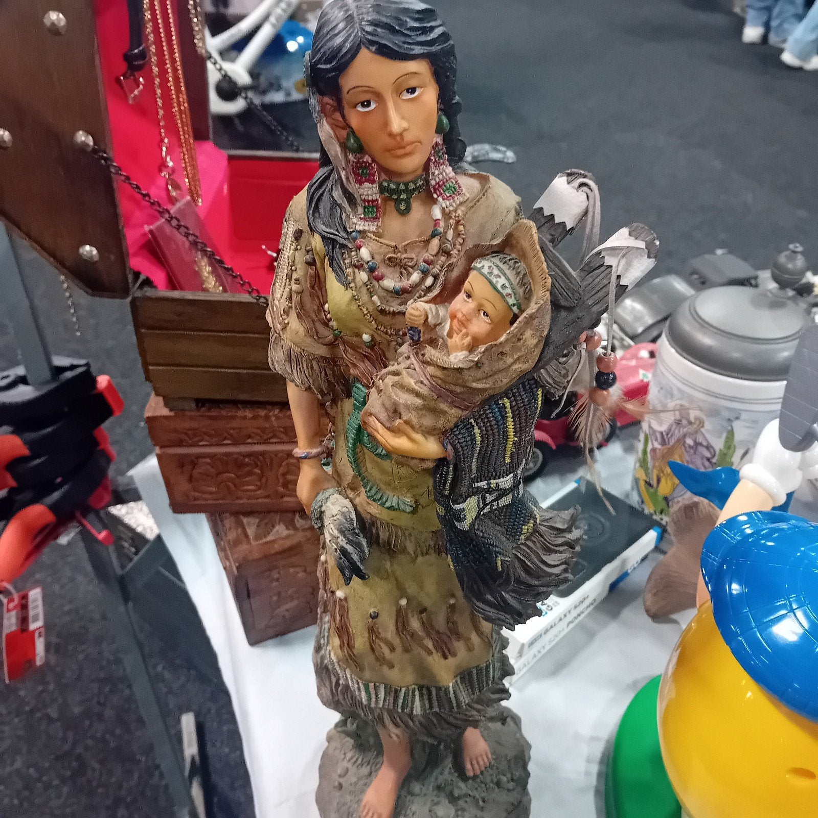 Beelden Indianen met baby en beer, Groep mensen, Kunststof, Ophalen of Verzenden, Handgemaakt