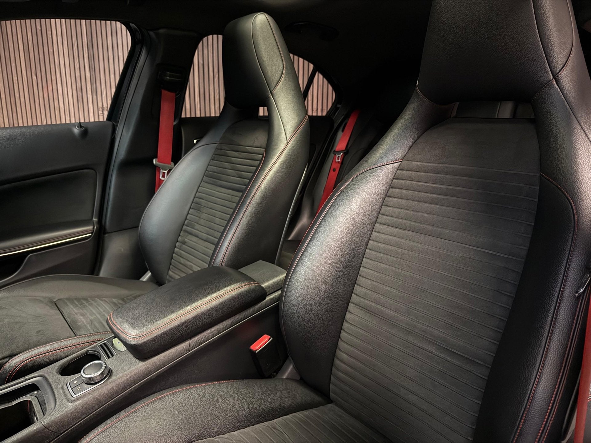 Mercedes-Benz A-klasse 250 Sport AMG/BRABUS UITGEVOERD/PANO/, Auto's, Gebruikt, 4 cilinders, Zwart, Onderhoudsboekje