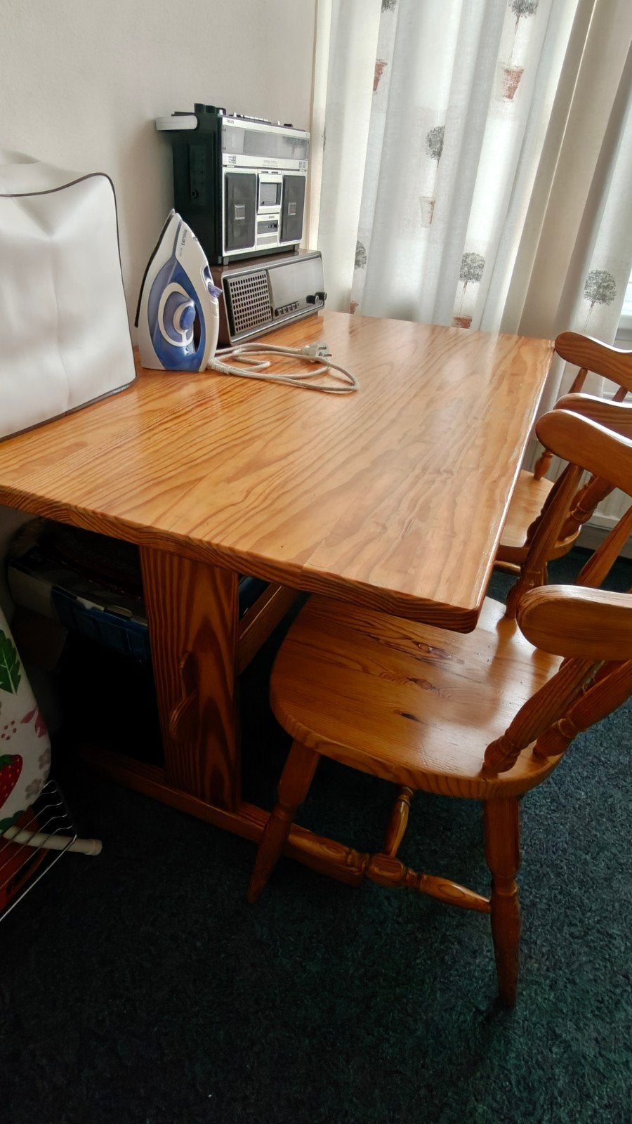 Houten eettafel met 2 stoelen - massief grenen, Gebruikt, 100 tot 150 cm, Rustiek, Klassiek, Tot twee personen