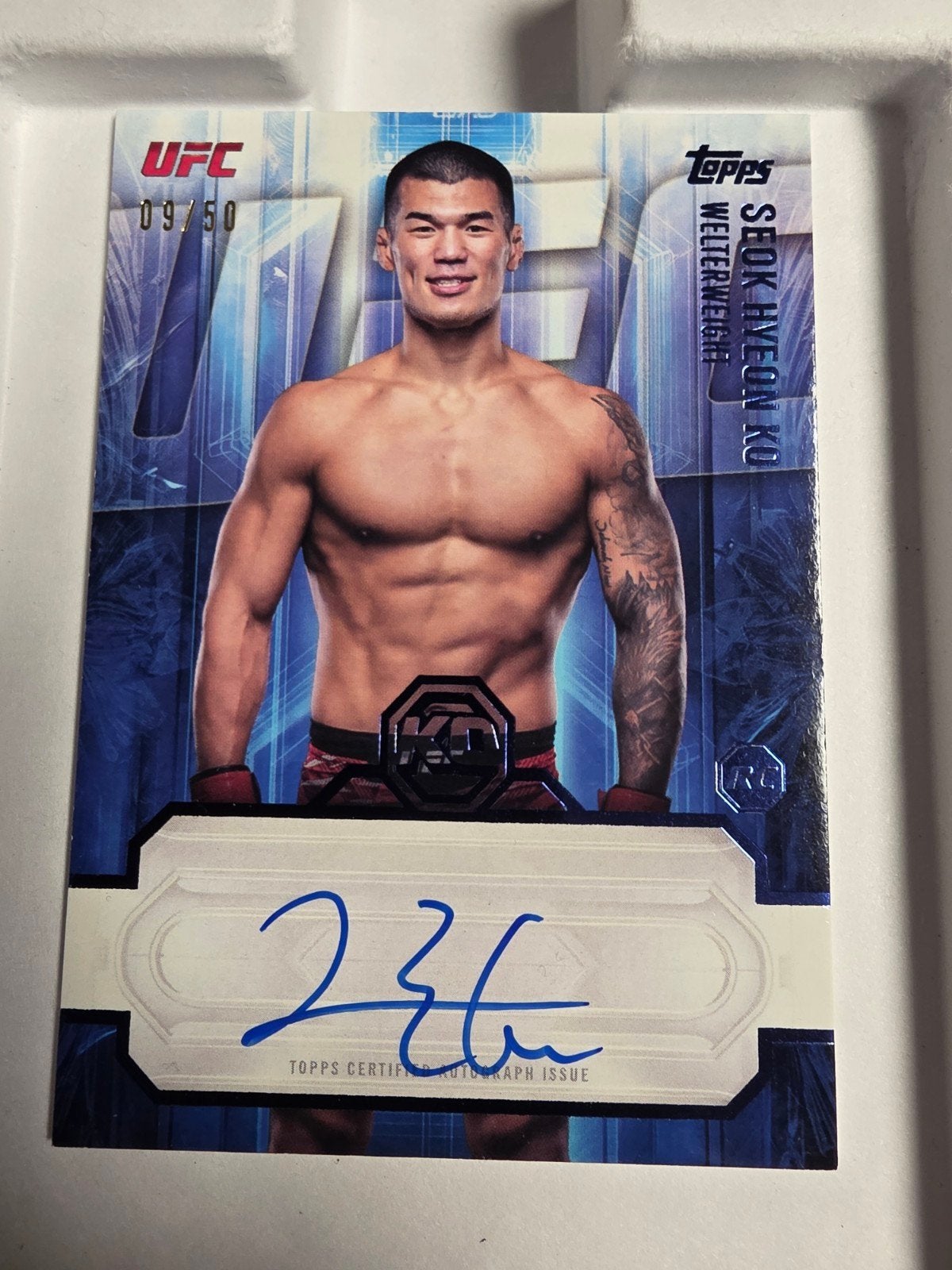 UFC Knockout Seok Hyeon Ko Autographed Kaart 09/50, Ophalen of Verzenden, Nieuw, Overige sporten, Spelerskaart