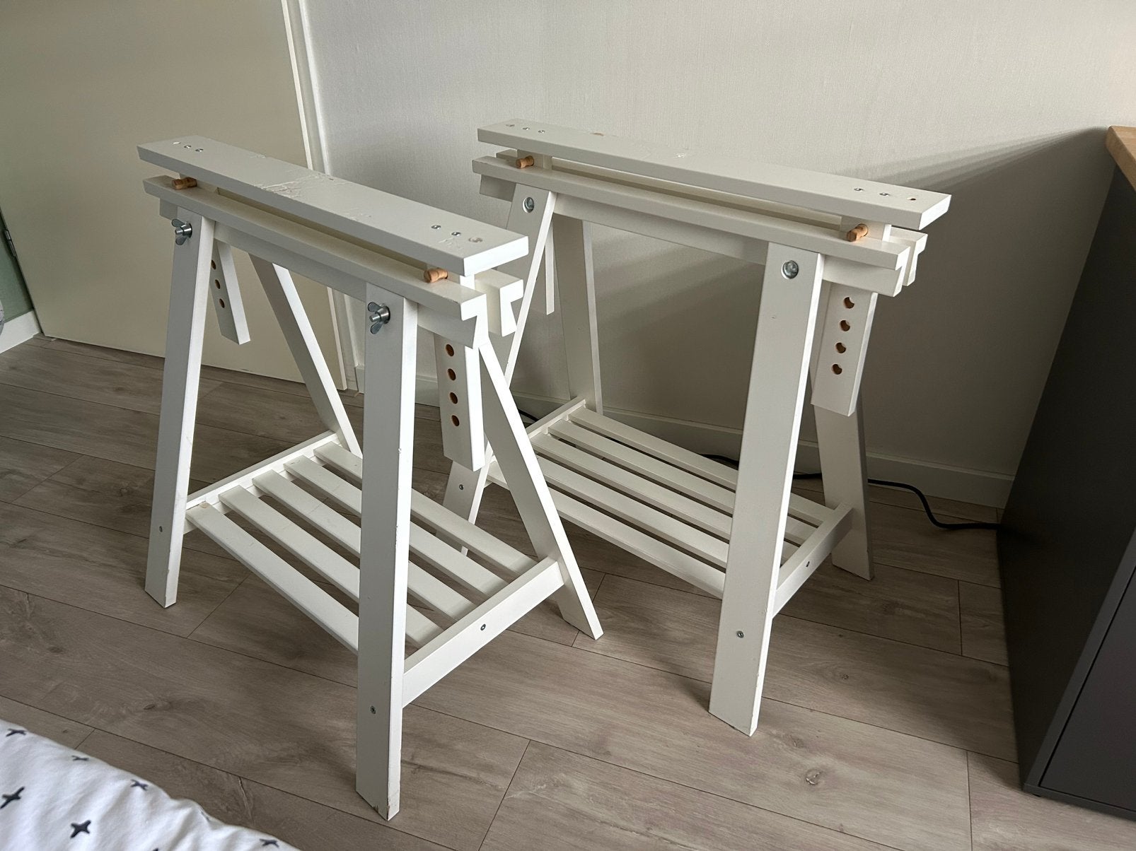 Ikea Mittback witte schragen voor bureaublad 2 stuks, Ophalen, In hoogte verstelbaar, Gebruikt