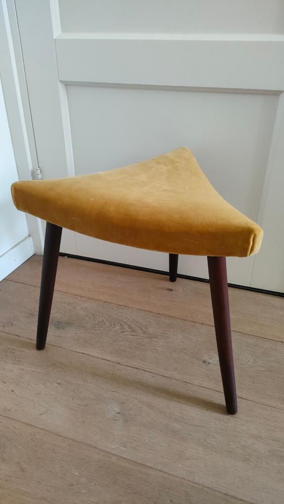 vintage krukje ottoman poef voetenbank kruk hocker oker teak, Ophalen of Verzenden, Stof, Minder dan 50 cm, Minder dan 50 cm