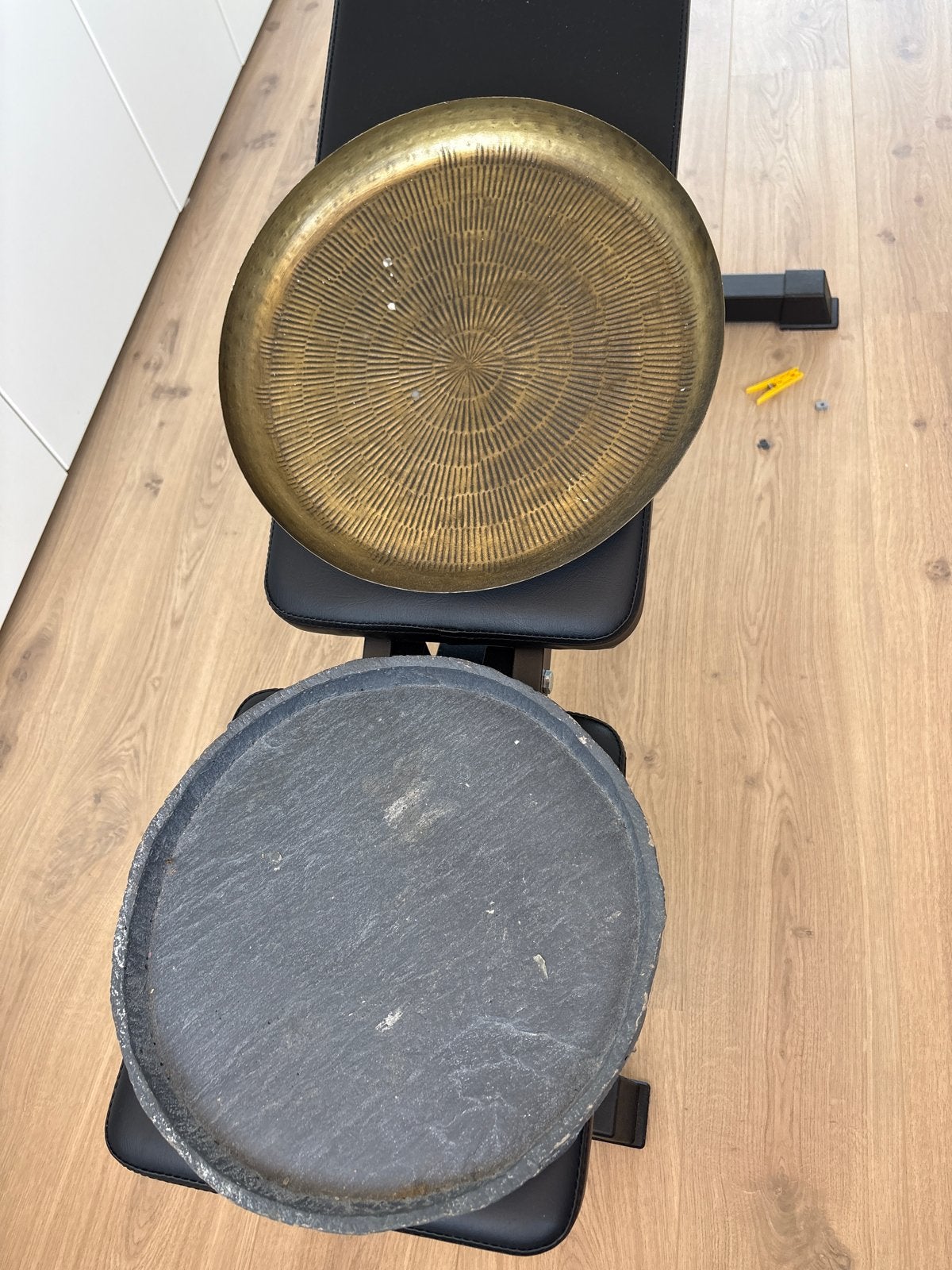 Decoratieve schalen: messing en leisteen, Ophalen, Gebruikt, Schaal, Rond