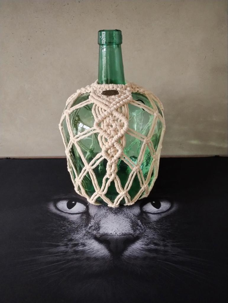 Groene glazen fles met macramé omhulsel. Sisters Forever., Ophalen of Verzenden