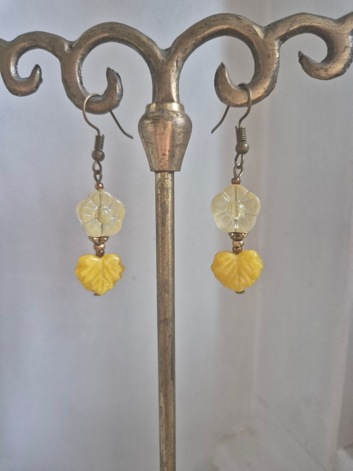 Oorbellen in bloem en blad vorm., Sieraden, Tassen en Uiterlijk, Oorbellen, Hangers, Geel, Nieuw, Ophalen of Verzenden