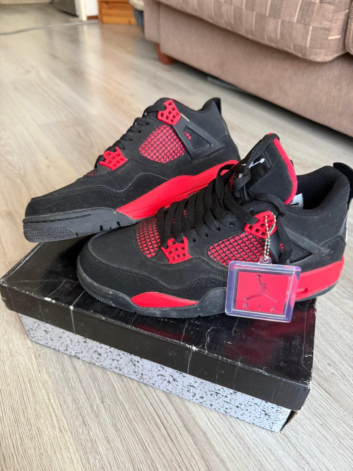 Air Jordan 4 Retro Red Thunder, Ophalen of Verzenden, Zo goed als nieuw, Zwart