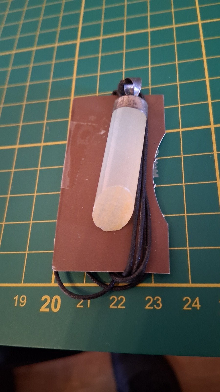 Mooie jade hanger aan zwart koord, Verzenden, Zo goed als nieuw, Steen of Mineraal, Met edelsteen