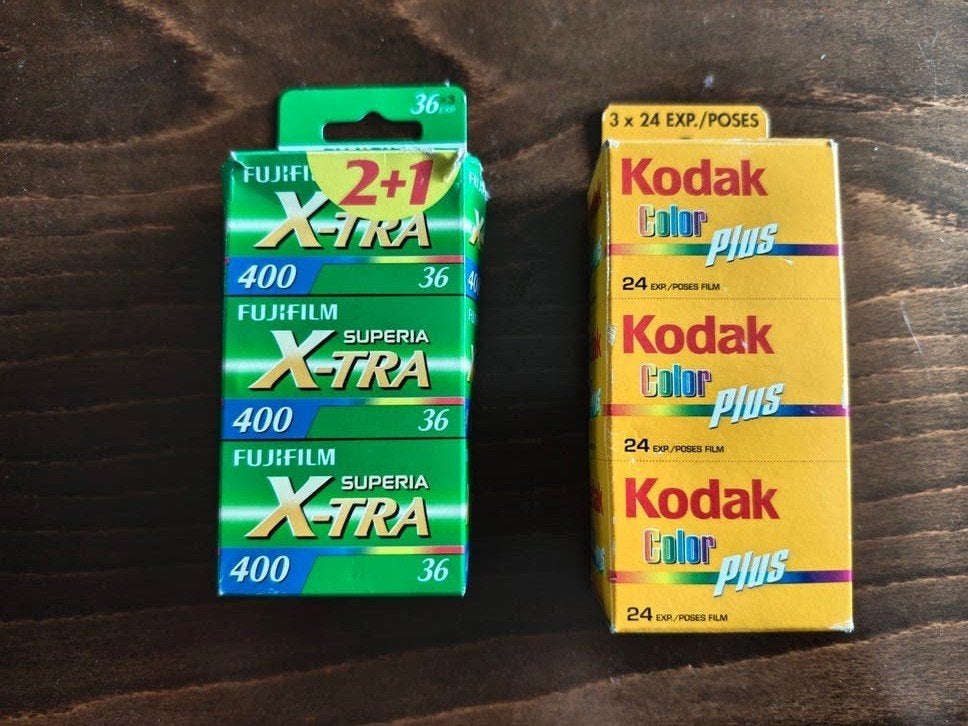 Oude foto rolletjes 2x Fujifilm 400 en 3x Kodak 200., Ophalen of Verzenden, 35mm film