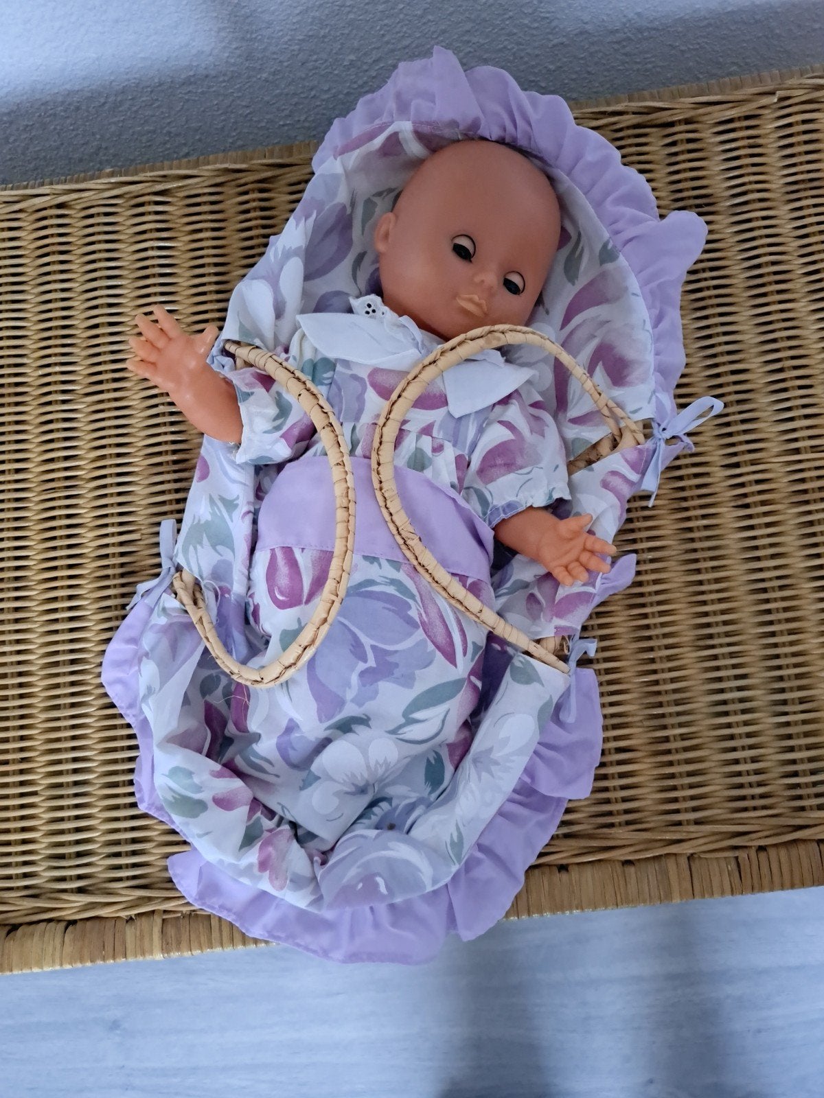 Babypop met draagmandje - Zo goed als nieuw, Ophalen of Verzenden, Zo goed als nieuw, Babypop