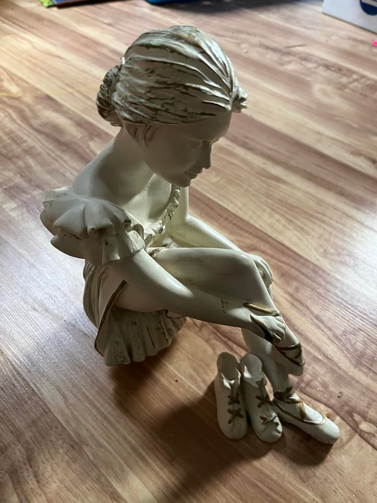 Elegant beeld van een danseres, Ophalen of Verzenden, Handgemaakt, 20 - 50 cm, Wit
