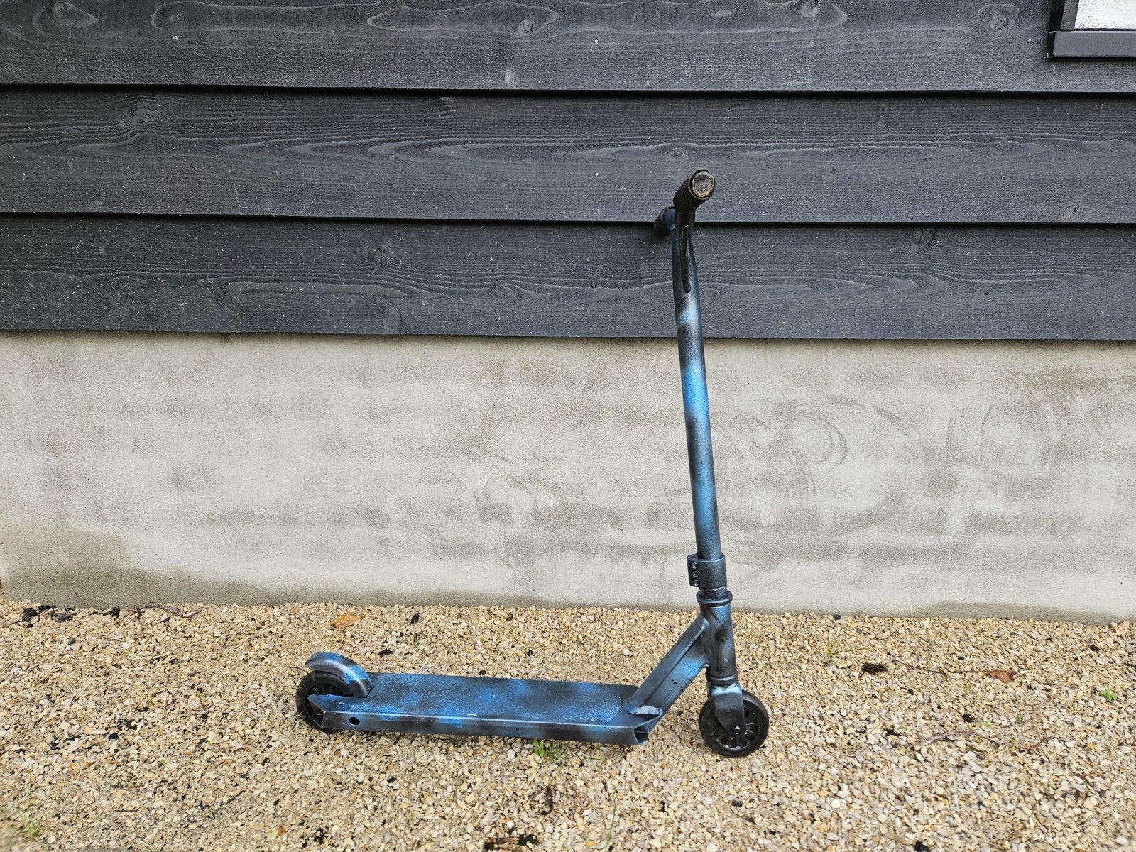 Stuntstep zwart met blauw gespoten, Fietsen en Brommers, Ophalen, Gebruikt, Gewone step